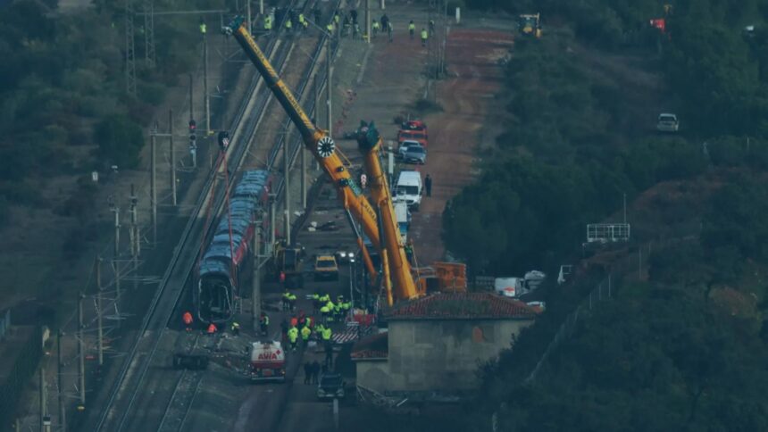 al treilea accident feroviar in spania in ultimele 4 zile trei oameni sunt raniti dupa ce un tren a lovit bratul unei macarale ajunse pe sine 697215feba3c9