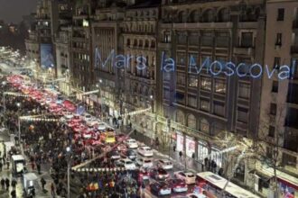 amenda usturatoare pentru barbatul care i a sfidat pe protestatari mesajul mars la moscova proiectat pe cladiri in timp ce romanii inghetau pentru drepturile lor 696a1a160e363