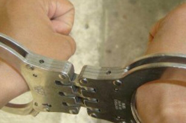 barbat retinut dupa ce a aruncat ulei pe locuinta si masina vecinei si a amenintat ca va da foc 6960c5b6b193a