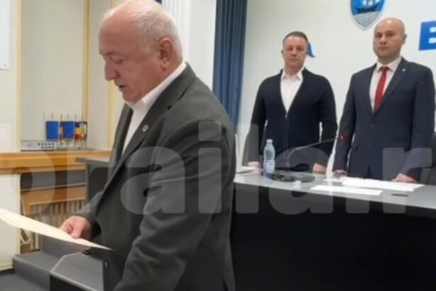 bataie de joc in consiliul local braila un consilier a depus juramantul cu la la la in locul textului oficial video 697b87f793f24