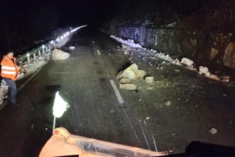 caderi de pietre pe dn 57 drumarii actioneaza pentru restabilirea circulatiei in conditii de siguranta 695ea296138e1