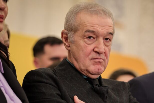 clientii lui becali scarbit patronul fcsb ului i a scos la pauza meciului cu cfr 69767722a32de