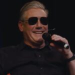 diplomatie cu ochelari de soare premierul marii britanii aparitie inspirata de emmanuel macron video 6979196a54745