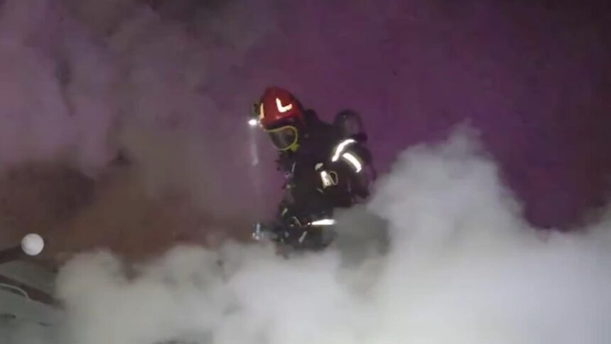 familie ramasa pe drumuri in noaptea de revelion casa le a luat foc chiar inainte de intrarea in noul an 695621251fcea