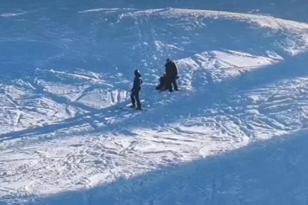 femeie in fusta pe partie coborata de un jandarm montan avertismentul autoritatilor partia de schi nu este podium de moda video 696ceac7eb731