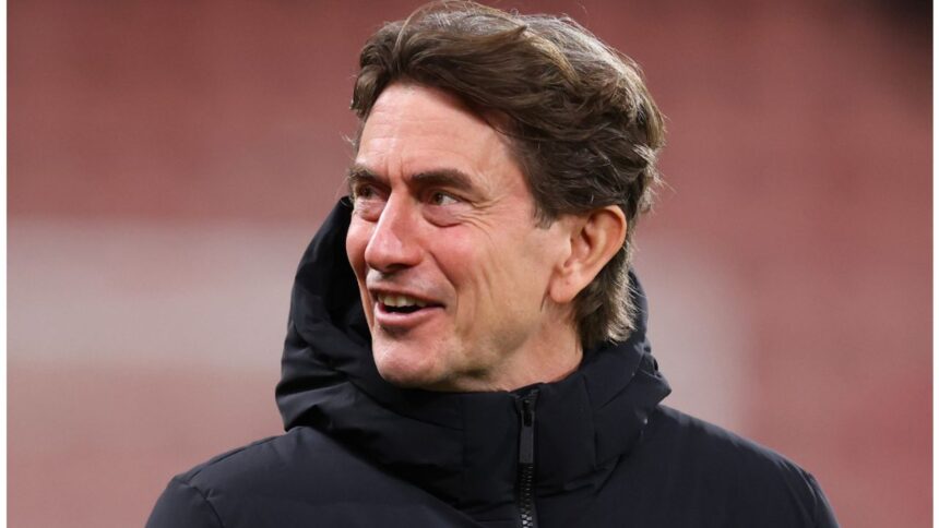 foto l au pacalit pe antrenorul lui dragusin si fanii n au gustat gluma sa l dea afara 695f50de8dcc2