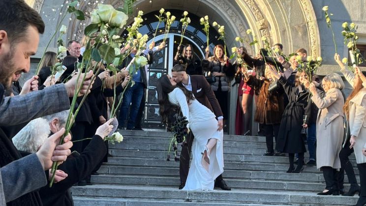 galerie foto radu dragusin s a casatorit cu ioana stan imagini cu superba sotie a dragonului 696fb46d3b5c9