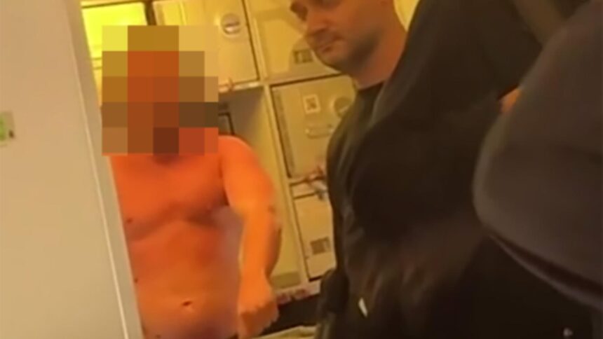 haos pe un zbor spre bangkok un turist vorbitor de rusa aproape dezbracat a sarit din avion dupa aterizare video 697deb59e5abc
