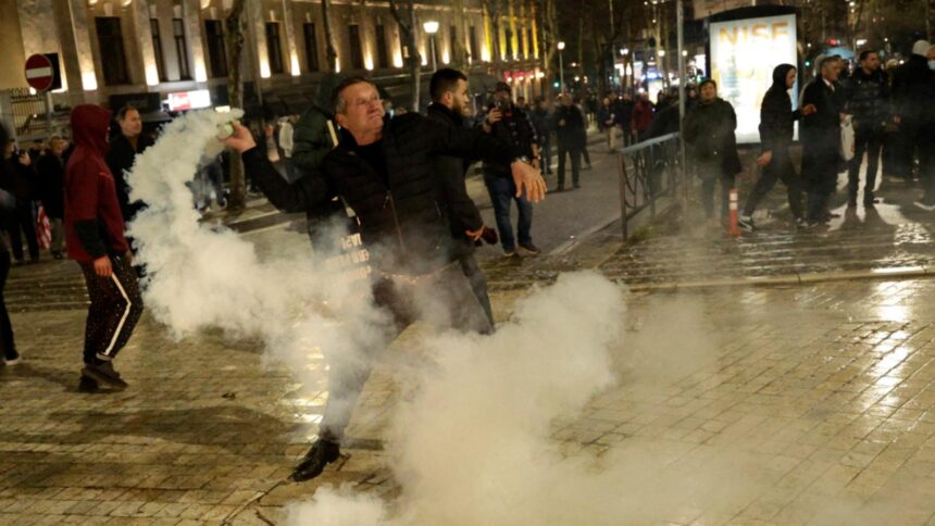 haos si violente la tirana proteste de amploare impotriva guvernului albanez video 697631276b417