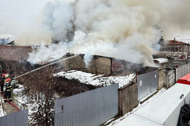 incendiu devastator in capitala peste 700 mp cuprinsi de flacari pe strada garoafei interventie pentru salvarea locatarilor video 6974bed7b5ec9