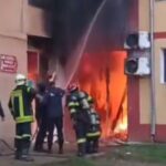 incendiu puternic in resita bloc in flacari oamenii au fost evacuati de urgenta salvatorii intervin video 697db321dd579