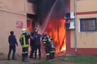 incendiu puternic in resita bloc in flacari oamenii au fost evacuati de urgenta salvatorii intervin video 697db321dd579