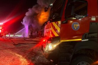incendiu puternic la o tinichigerie auto din tulcea pompierii intervin cu mai multe autospeciale 69652d209694b