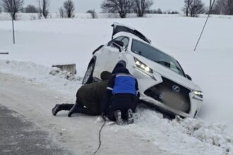 interventie salvatoare a jandarmilor pentru o familie cu doi micuti ramasa blocata in sant dupa un accident cu masina video 69637ca1ccb64