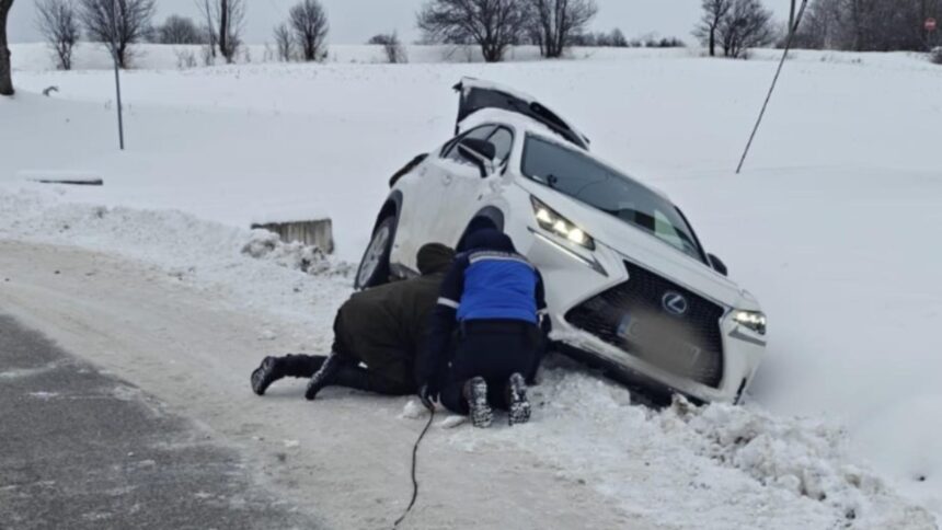 interventie salvatoare a jandarmilor pentru o familie cu doi micuti ramasa blocata in sant dupa un accident cu masina video 69637ca1ccb64