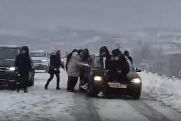 lipsa anvelopelor de iarna pericol pe sosea solutia extrema a unor tineri pe un drum inghetat 695d46716554d