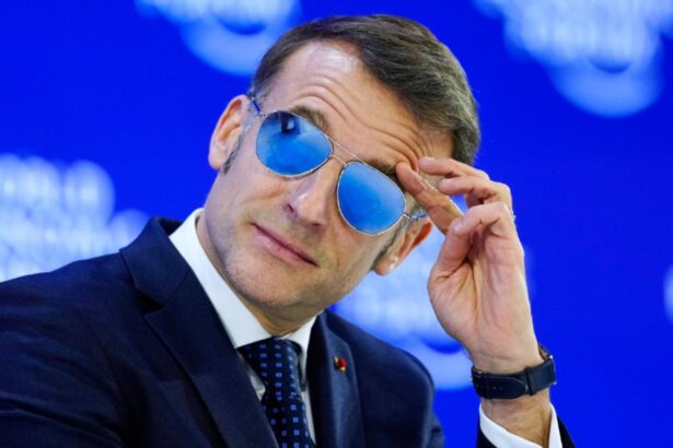 macron aparitie socanta la davos motivul pentru care a ales ochelarii de soare foto video 696f88bb8b338