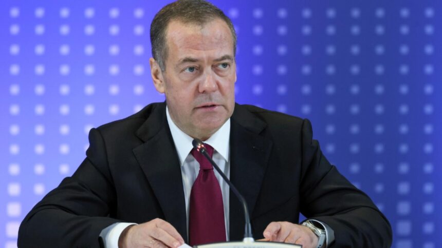 medvedev scrie thrillere politice cancelarul merz distribuit fara sa stie intr un scenariu de rapire 695ac1dc6f60e