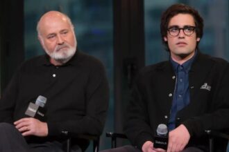 nick reiner fiul regizorului rob reiner pentru prima data in fata instantei dupa ce a fost acuzat de uciderea parintilor sai risca inchisoare pe viata 695e61e8dcd48