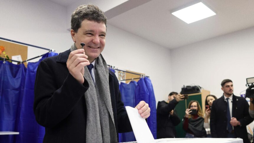 nicusor dan intre activismul anti chevron si colaborarea cu un consilier actionar al gigantului american 695fc3e8ef242