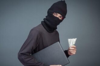 noua metoda de frauda atingerea fantoma escrocii iti pot lua banii prin simpla prezenta langa tine fara sa te atinga 696ba525af575