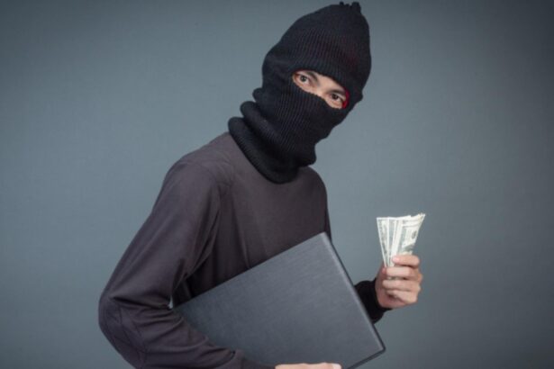 noua metoda de frauda atingerea fantoma escrocii iti pot lua banii prin simpla prezenta langa tine fara sa te atinga 696ba525af575