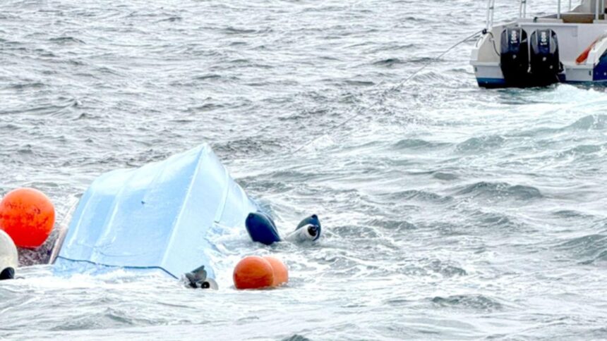 o barca in care se aflau 25 de turisti francezi s a rasturnat in largul omanului trei persoane au murit 69789638a1cfc