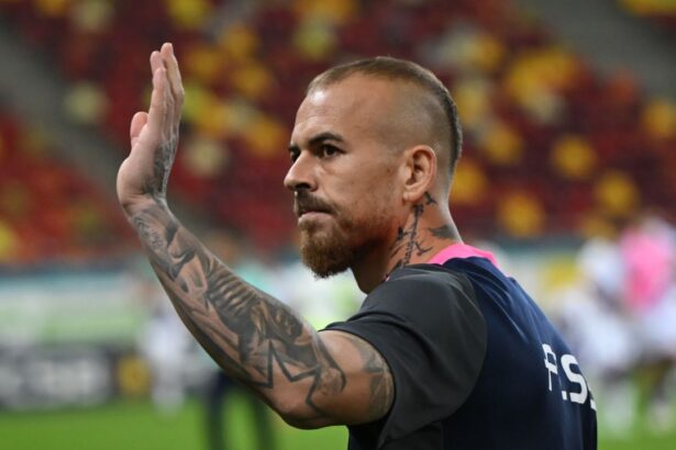 oficial fcsb e istorie pentru denis alibec atacantul ramane in superliga clubul nostru ii multumeste 697ce3ae49332