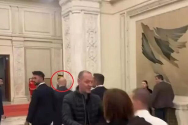 ofiterul de presa al guvernului sanctionat dupa incidentul cu jurnalistii de pe holurile parlamentului salariul redus cu 5 6966525fb885c