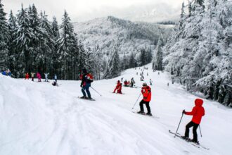 partiile de la sinaia au fost luate cu asalt de turisti in prima zi a anului peste 1000 de oameni se bucura de zapada 6956664b0c641