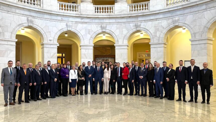 patriotii urca in sondaje 35 dintre romani ar vota aur la alegeri 6976914aeee73