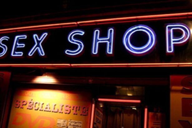 revelion incendiar la suceava a incercat sa jefuiasca un sex shop folosind un topor 69569afab7334