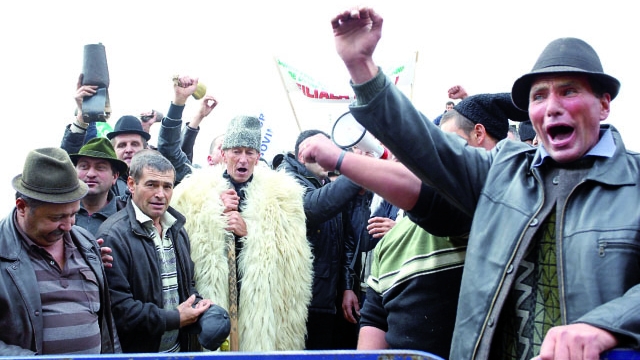 revolta fermierilor se muta in tribunal actiune de amploare impotriva impozitului pe pamant 695bd7b0691f4
