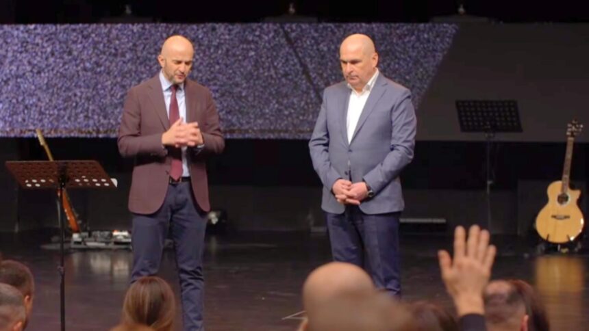 rugaciune pentru ilie bolojan cu premierul pe scena la o biserica baptista din oradea credinciosii pusi sa se ridice in picioare foto video 6964154d3c38b