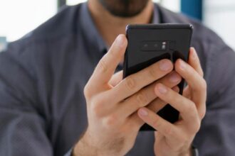 scandal intr o tara europeana dupa ce autoritatile au primit unda verde pentru confiscarea telefoanelor la granita un nou atac asupra drepturilor omului 695e358c74bd1