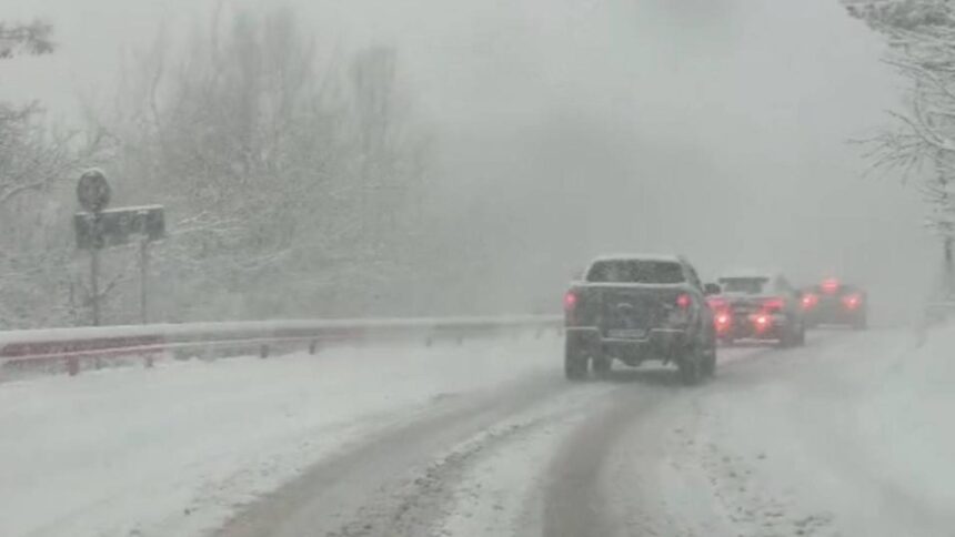 trafic aglomerat pe dn1 cu coloane de masini la comarnic busteni si sinaia cozi de de 7 kilometri 695905b763461