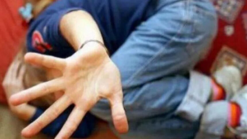 un adolescent a ajuns la spital dupa ce a fost batut pana s a prabusit chiar in fata unui mall din cluj video 697d29c5ea675