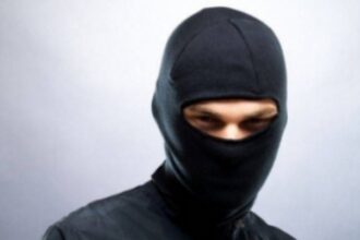 un tanar de 18 ani din botosani a fost prins de politisti pe strada cu cagula pe fata si un pistol in mana 6957a03515467