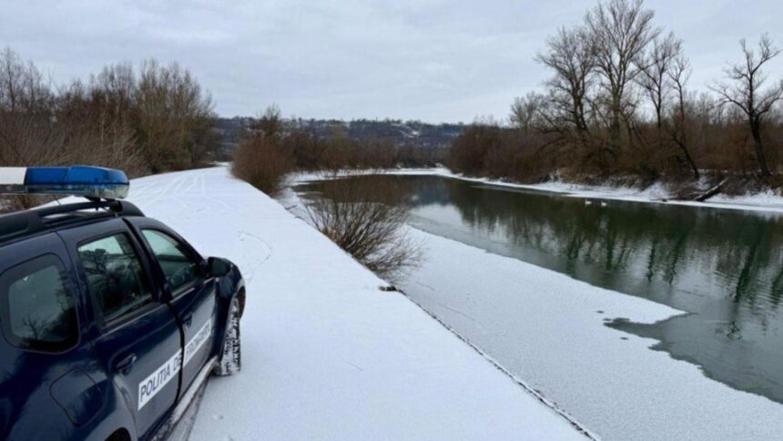 un ucrainean a fost salvat de la moarte prin inghet de politistii de frontiera romani dupa ce a trecut prutul inot foto 69625d84e2f1b