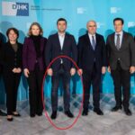 val de reactii dupa ce rezistul de la aparare a venit in blugi la o intalnire oficiala in germania in timp ce ceilalti erau imbracati la patru ace 697a35e42e7db