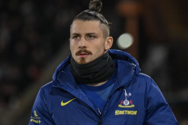 video exclusiv sa plece sfat transant pentru radu dragusin blocat pe banca la tottenham va fi greu daca o da prost 696cc188b124d