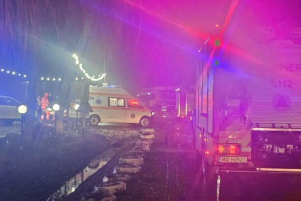 accident crunt la motca un autotren si un autoturism avariate grav dupa impact video 6992039cc8f4c