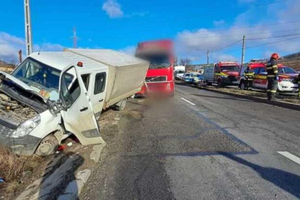 accident pe dn 1 in cluj impact intre o autoutilitara si un tir dupa ce unul dintre soferi nu a pastrat distanta 699ef34600c07