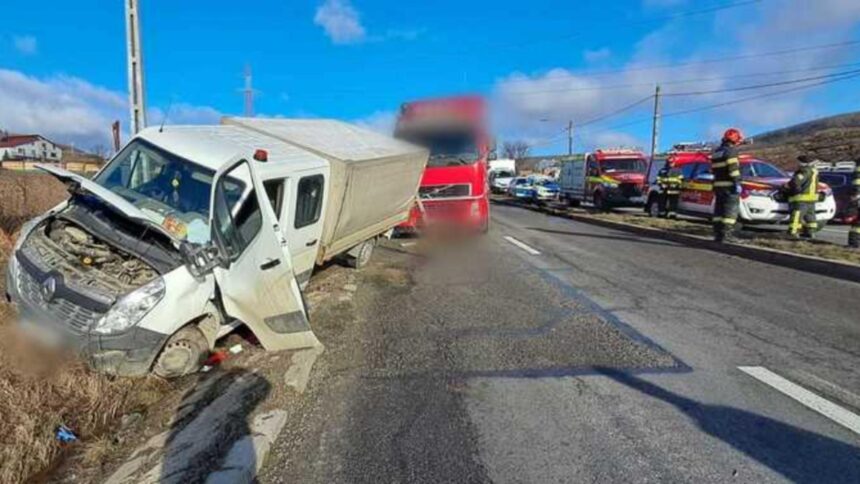 accident pe dn 1 in cluj impact intre o autoutilitara si un tir dupa ce unul dintre soferi nu a pastrat distanta 699ef34600c07