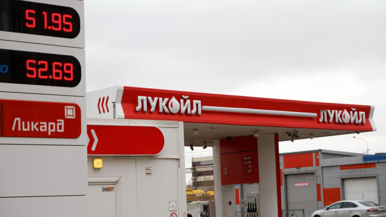 activele lukoil sunt vizate de cel putin alte doua companii in pofida acordului cu carlyle cu siguranta nu e o afacere incheiata 6984db9126568
