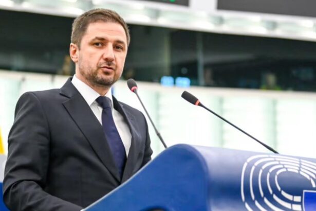 adrian axinia europarlamentar aur avem un presedinte ilegitim posibil infractor el trebuie suspendat si demis din functie 69a16d86b6e55