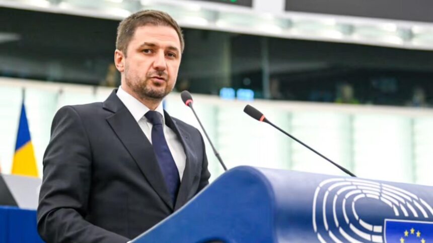 adrian axinia europarlamentar aur avem un presedinte ilegitim posibil infractor el trebuie suspendat si demis din functie 69a16d86b6e55