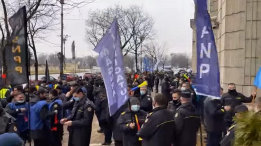 angajatii din peniteciare il ameninta pe bolojan fara politisti in posturi sistemul se blocheaza la propriu 6994cd2088e68