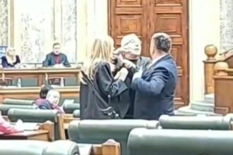 bataie in senatul romaniei ninel peia i a bagat mana in gat domnului senator video 6995c468bd8e4