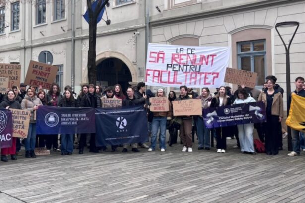 bolojan i a scos pe studentii de la ubb cluj in strada tinerii contesta majorarea taxelor diploma pe datorie 699ef6baa2ea4